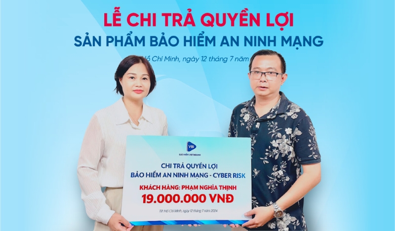 Đại diện Bảo hiểm VietinBank - VBI trao quyền lợi Bảo hiểm An ninh mạng - Cyber Risk tới khách hàng Phạm Nghĩa Thịnh