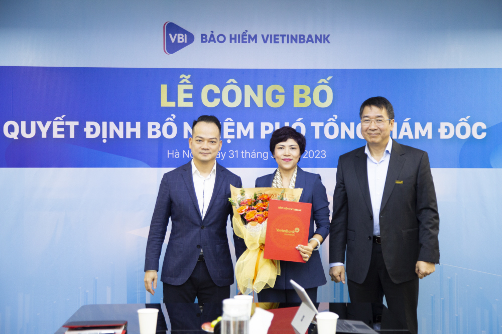 Ông Nguyễn Đức Thành và ông Nguyễn Huy Quang trao quyết định bổ nhiệm cho bà Bùi Thị Thanh Xuân 