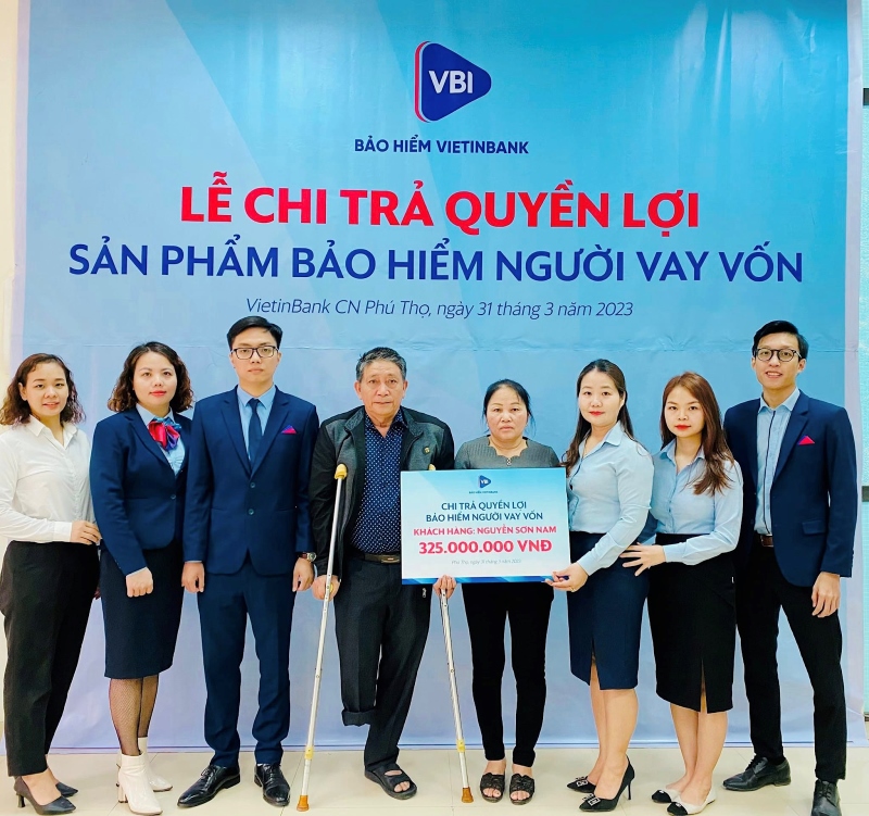 Đại diện Ngân hàng VietinBank Chi nhánh Phú Thọ và Bảo hiểm VietinBank - VBI trao quyền lợi bảo hiểm cho khách hàng