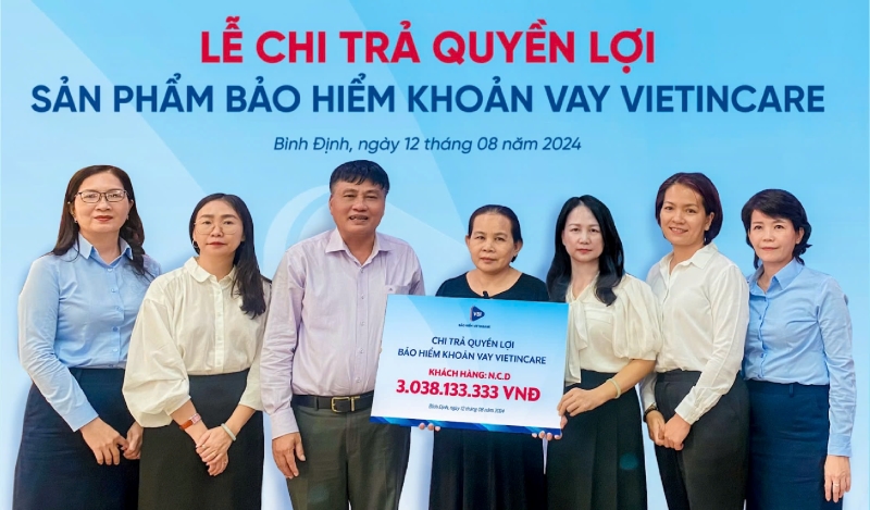 Đại diện Bảo hiểm VietinBank và Ngân hàng VietinBank trao quyền lợi Bảo hiểm Khoản vay tới gia đình khách hàng Nguyễn Công Danh