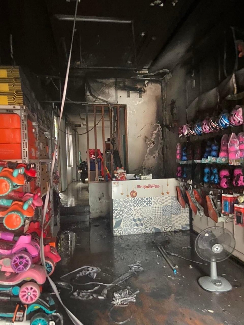 Vụ cháy khiến đồ đạc và hàng hoá của cửa hàng hư hỏng nặng nề