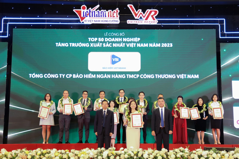 Bà Lê Thị Quỳnh Hoa - Phó Tổng Giám đốc Bảo hiểm VietinBank - VBI đại diện doanh nghiệp nhận chứng nhận Top 50 Doanh nghiệp xuất sắc nhất Việt Nam, Top 500 Doanh nghiệp tăng trưởng nhanh nhất Việt Nam năm 2022