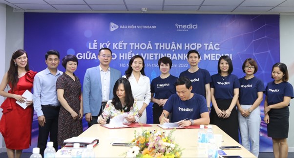 Bà Trần Thị Hương Thuỷ - Phó Tổng Giám đốc VBI và ông Vũ Bá Tuyên - Tổng Giám đốc Medici Insurance ký thỏa thuận hợp tác trước sự chứng kiến của đông đảo cán bộ cấp cao hai bên.