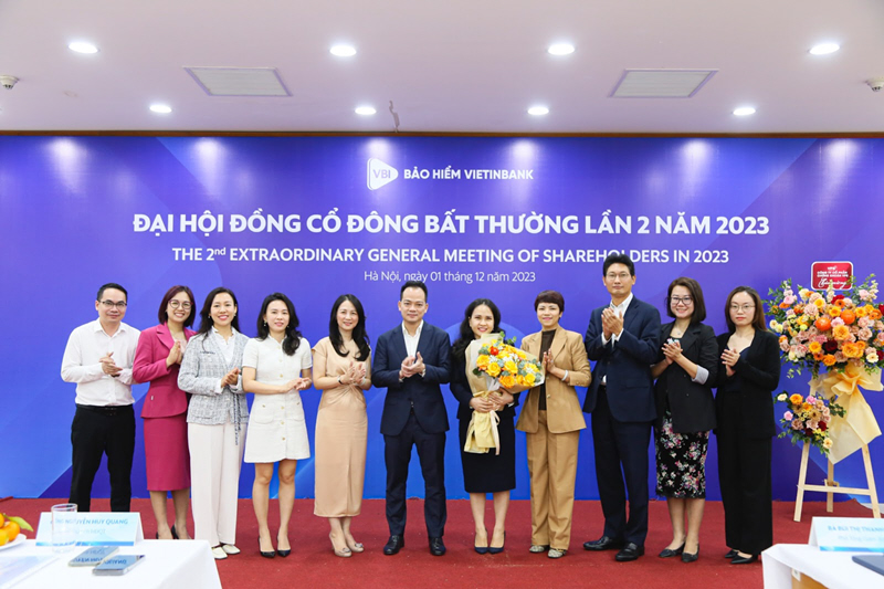 Đại diện Ban Lãnh đạo tặng hoa chúc mừng bà Nguyễn Lệ Hằng - tân thành viên HĐQT Bảo hiểm VietinBank - VBI nhiệm kỳ 2022 - 2027