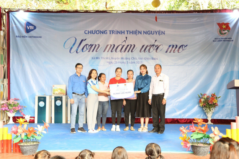 VBI trao tặng quà tới đại diện các điểm trường Mầm non Ma Thì Hồ
