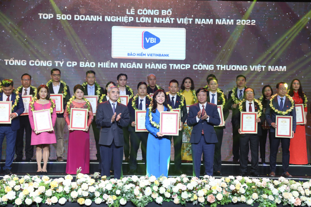 Bà Lê Thị Quỳnh Hoa – Phó Tổng Giám đốc Bảo hiểm VietinBank (VBI) đại diện doanh nghiệp nhận chứng nhận Top 500 doanh nghiệp lớn nhất Việt Nam năm 2022.