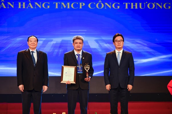 Ông Trần Tiến Dũng – Phó Tổng Giám đốc đại diện VBI lên nhận giải thưởng tại sự kiện