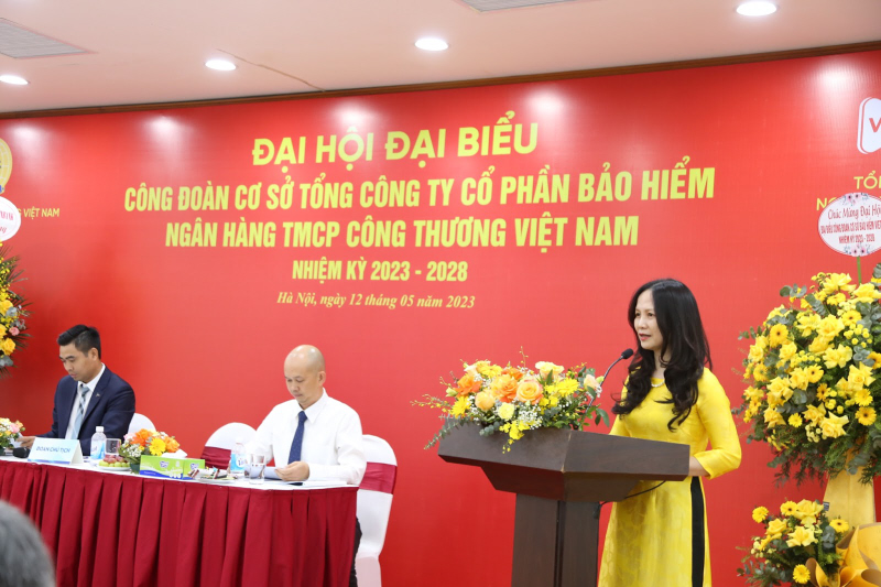 Bà Trần Thị Hương Thuỷ - Phó Chủ tịch Công đoàn cơ sở, Phó Tổng Giám đốc Bảo hiểm VietinBank - VBI đọc báo cáo tổng kết