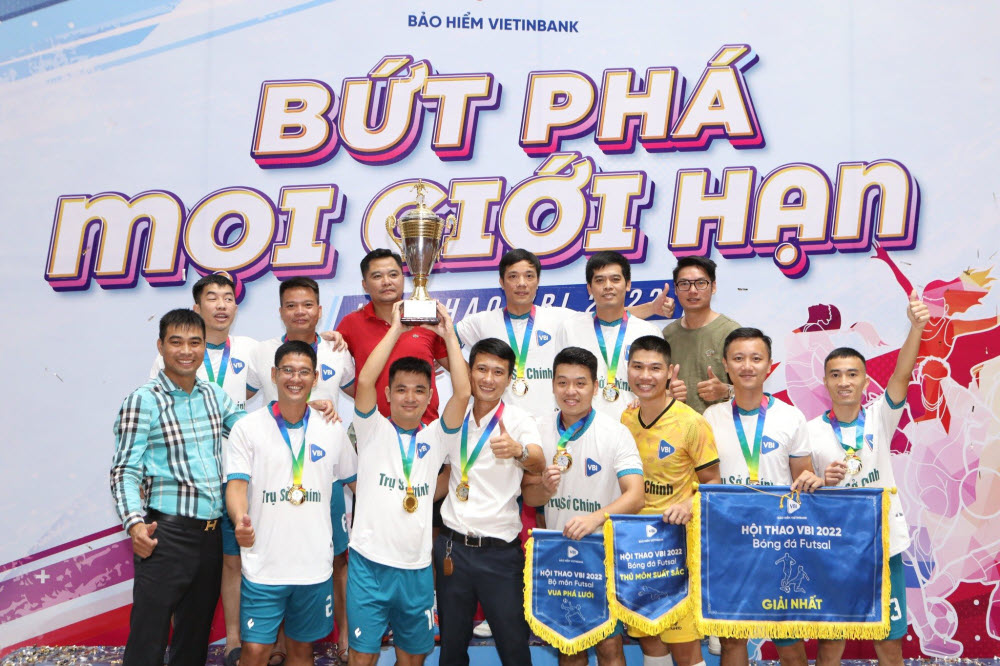 BTC trao giải Nhất bộ môn Bóng đá Futsal cho đơn vị VBI Trụ sở chính