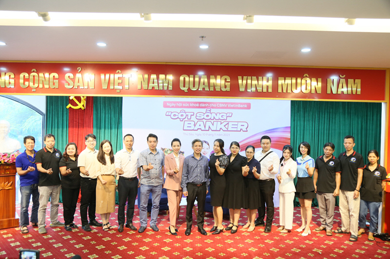 PGS.TS. Bác sĩ Nguyễn Mạnh Khánh chụp ảnh lưu niệm cùng các CBNV VietinBank chi nhánh Hoàn Kiếm