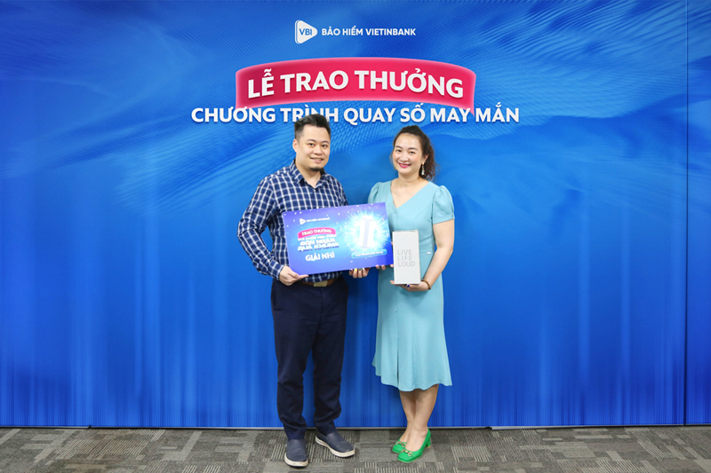 Đại diện VBI trao thưởng Loa Bluetooth Sony cho khách hàng Hồ Thu Vân