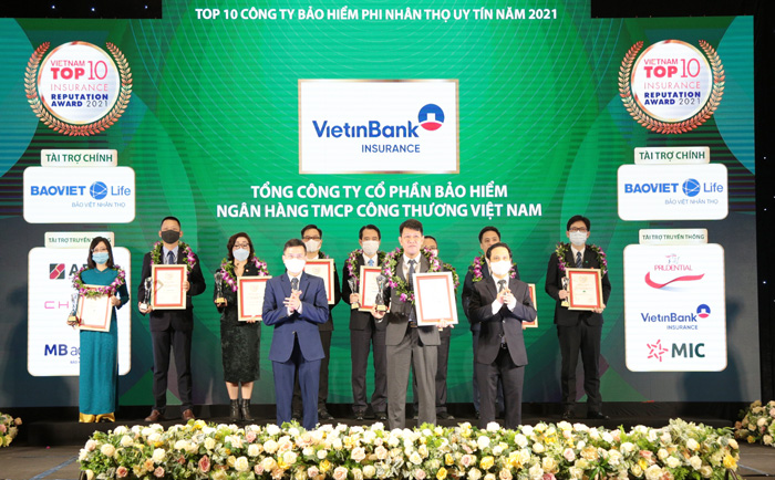 Ông Nguyễn Hồng Phong - Phó Tổng Giám đốc đại diện VBI nhận giải thưởng tại sự kiện