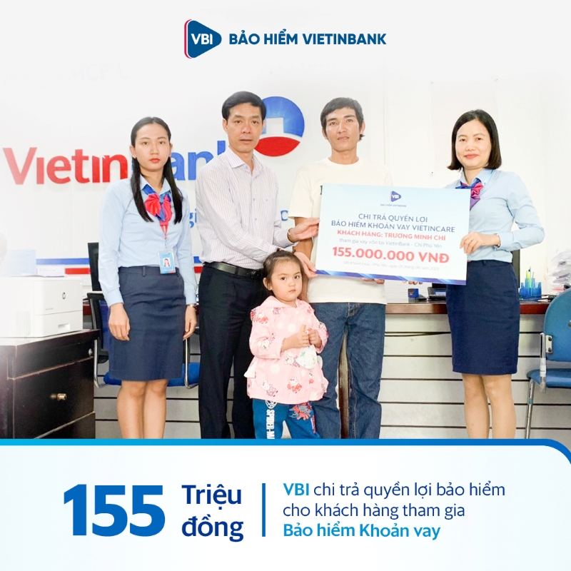 Đại diện Bảo hiểm VietinBank - VBI và Ngân hàng VietinBank trao quyền lợi bảo hiểm cho gia đình khách hàng