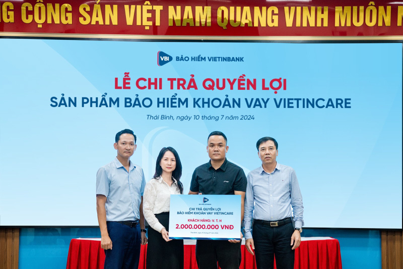 Đại diện Bảo hiểm VietinBank và Ngân hàng VietinBank trao quyền lợi Bảo hiểm Khoản vay tới gia đình khách hàng V.T.H