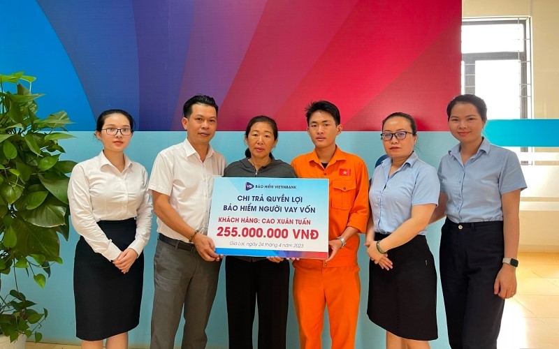 Đại diện VBI và Ngân hàng VietinBank trao quyền lợi bảo hiểm cho gia đình khách hàng Cao Xuân Tuấn