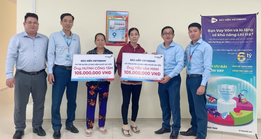Đại diện gia đình các khách hàng Huỳnh Công Tâm và Tiêu Văn Minh nhận quyền lợi bảo hiểm từ Bảo hiểm VietinBank - VBI