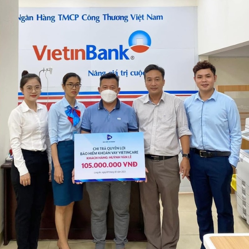 Đại diện Ngân hàng VietinBank và Bảo hiểm VietinBank - VBI trao quyền lợi bảo hiểm cho gia đình khách hàng Huỳnh Văn Lễ