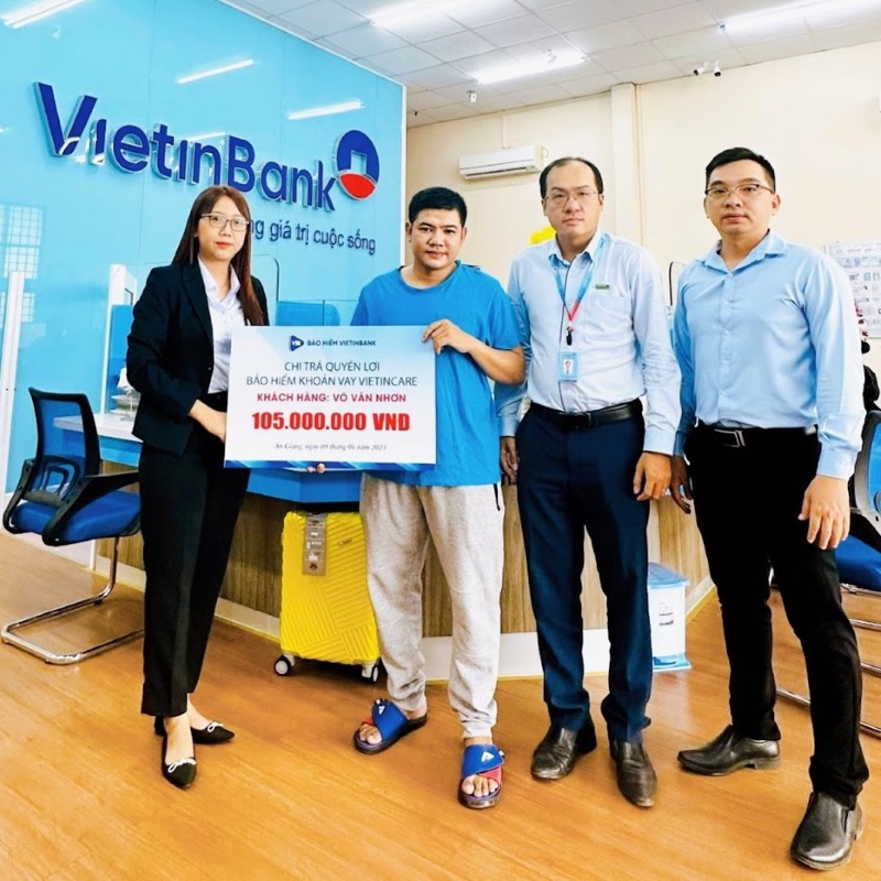 Đại diện Ngân hàng VietinBank và Bảo hiểm VietinBank - VBI trao quyền lợi bảo hiểm cho gia đình khách hàng Võ Văn Nhơn