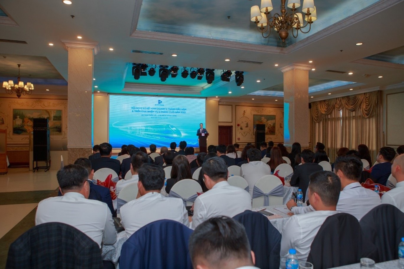 Bảo hiểm VietinBank - VBI tổ chức Hội nghị Sơ kết hoạt động 6 tháng đầu năm và triển khai nhiệm vụ 6 tháng cuối năm 2022 với chủ đề “BỨT PHÁ THẦN TỐC - CÁN ĐÍCH THÀNH CÔNG”