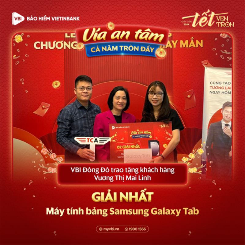 Khách hàng Vương Thị Mai Linh vui mừng nhận giải thưởng 1 máy tính bảng Samsung Galaxy Tab