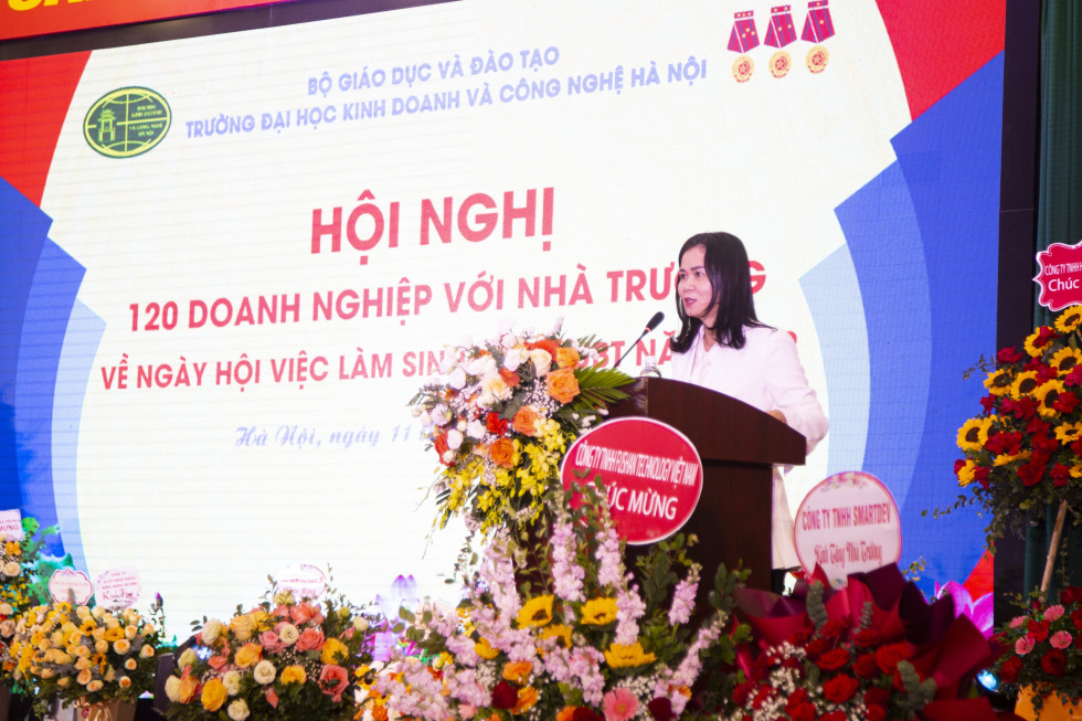 Bà Tạ Thị Thuỷ - Phó Giám đốc Ban Nhân phát biểu tại Lễ ký kết thỏa thuận hợp tác trong khuôn khổ hội nghị “Ngày Hội việc làm sinh viên HUBT 2022”.