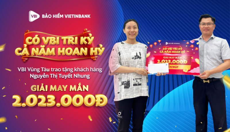 Đại diện VBI Vũng Tàu trao giải thưởng tiền mặt cho người chơi Nguyễn Thị Tuyết Nhung