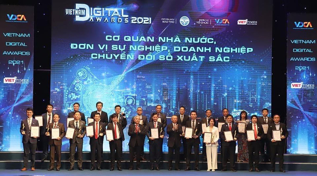 VBI và các đơn vị khác nhận giải tại Lễ trao giải Chuyển đổi số Việt Nam 2021