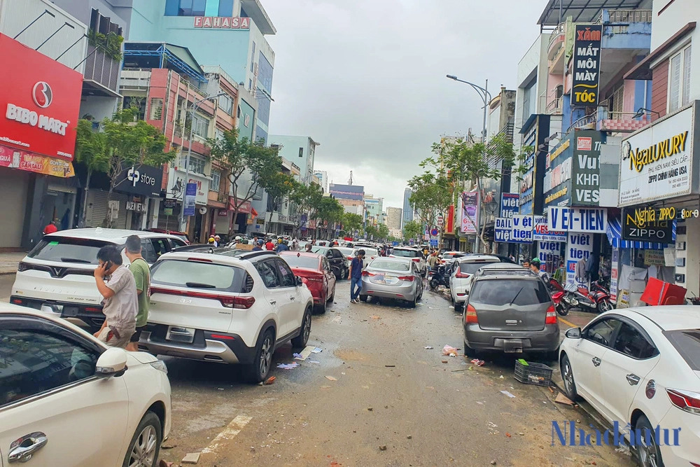 Sau trận mưa lịch sử gây ngập tại TP. Đà Nẵng, khiến hàng loạt xe ô tô bị ngập sâu, nhiều xe bị hư hỏng nặng.